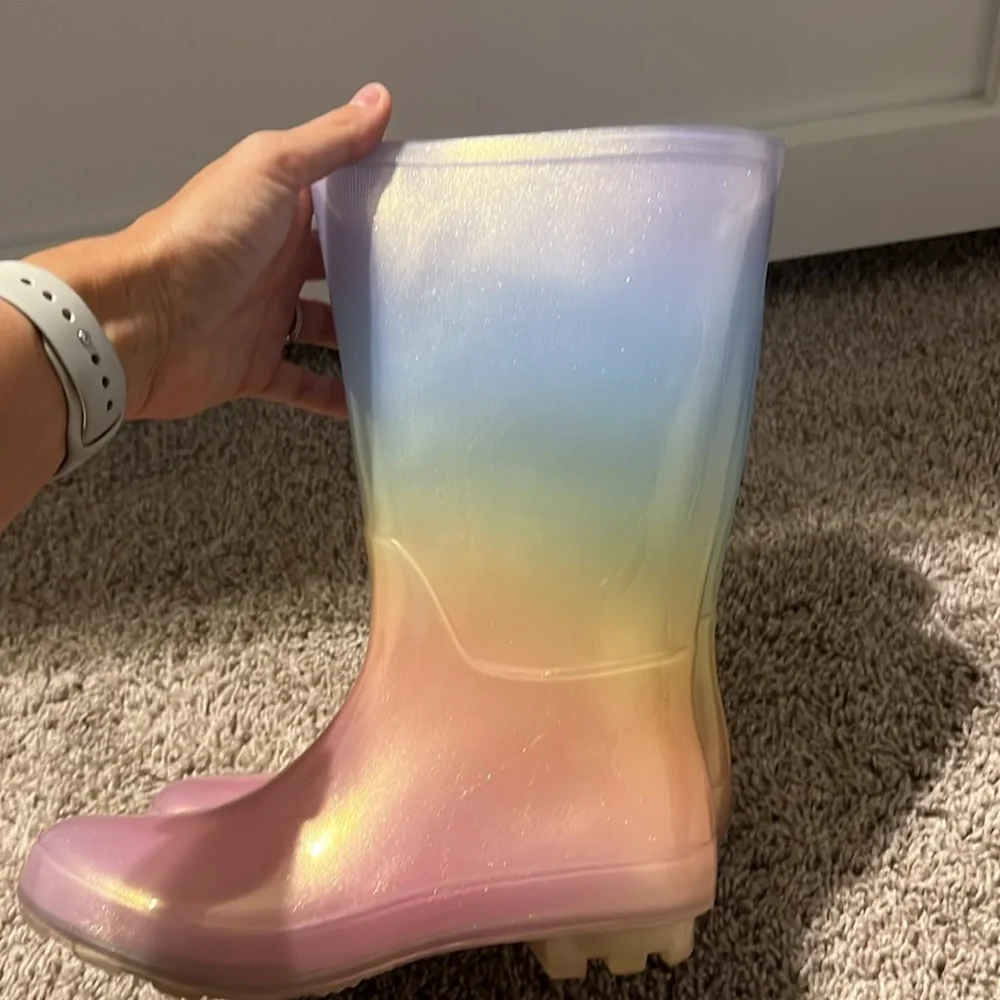 VEUC worn 1x each rain boots and black boots - Picture 6 of 8